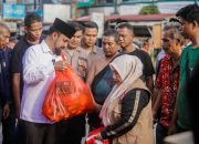 Bupati Al- Farlaky Turun Ke Lokasi Salurkan Bantuan Masa Panik