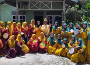 DALAM SUASANA LEBARAN MAKLUNG MENGADAKAN HALAL BIHALAL SECARA SEDERHANA DI RUMAHNYA