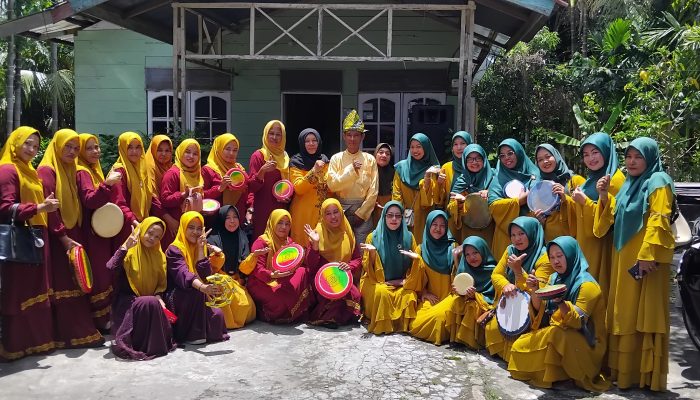 DALAM SUASANA LEBARAN MAKLUNG MENGADAKAN HALAL BIHALAL SECARA SEDERHANA DI RUMAHNYA