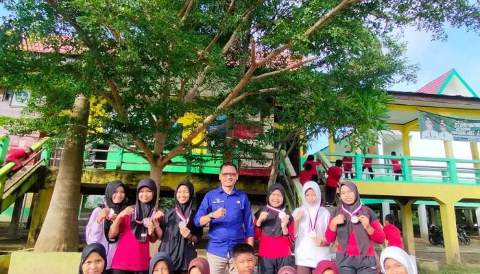 Slamet Warsito Berikan Medali Penghargaan Bagi Siswa Berprestasi