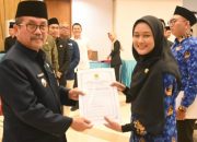 Bupati Imron Serahkan SK CPNS dan Teken Komitmen Manajemen Talenta