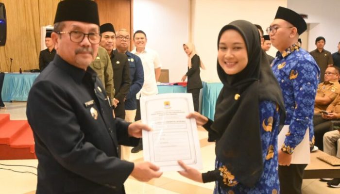 Bupati Imron Serahkan SK CPNS dan Teken Komitmen Manajemen Talenta