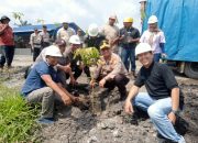 Memperingati Hari Buruh Sedunia, Polsek Kandis dan Dua Perusahaan Gelar Aksi Penanaman Pohon