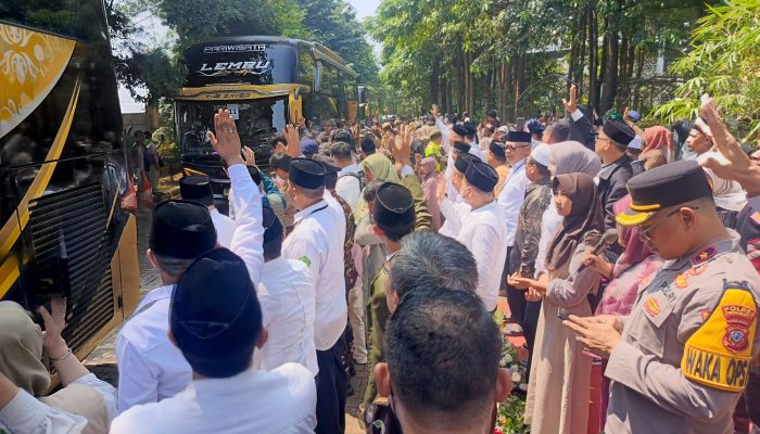 Polri Untuk Masyarakat , Polres Purwakarta Lakukan Pengamanan Dan Pengawalan Pemberangkatan Calon Jemaah Haji