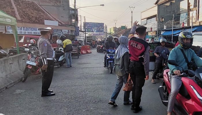 Wujudkan Polres Purwakarta Hade, Personel Sat Samapta Lakukan pengaturan Lalu Lintas