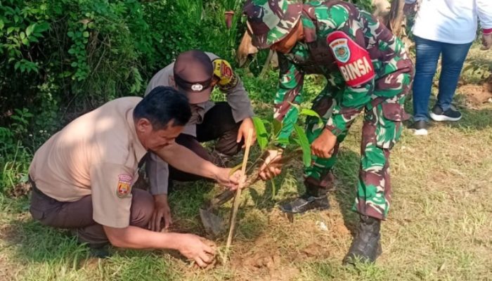 Bhabinkamtibmas Terus Pererat Hubungan Dengan Masyarakat Purwakarta Lewat Ngosrek Bareng