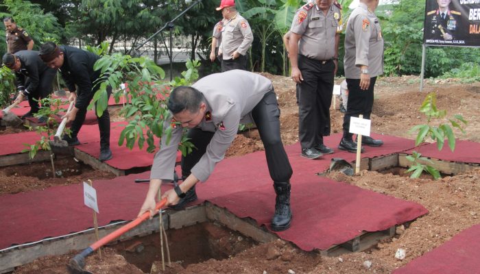 Sespimma Lemdiklat Polri Lakukan Penanaman Pohon Di Mapolres Purwakarta