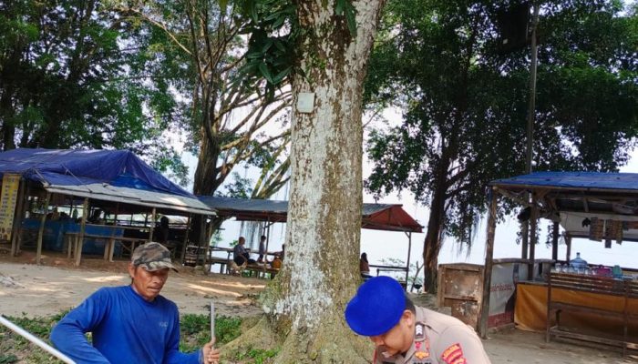 Cinta Lingkungan, Satpolairud Polres Purwakarta Lakukan Bersih bersih Di Dermaga Servis