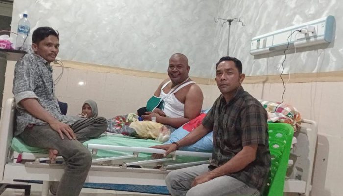 Ketua DPD Serta Kabid Keuangan PWO Aceh Utara Besuk Zulkifli Aneuk Syuhada di RSUD Zubir Mahmud Aceh Timur