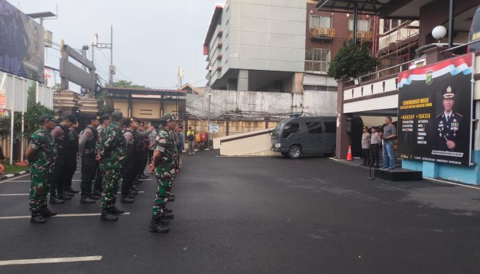 TNI-Polri Tertibkan Atribut Ormas di Jakarta Timur : Wujudkan Kota yang Tertib dan Nyaman untuk Semua.