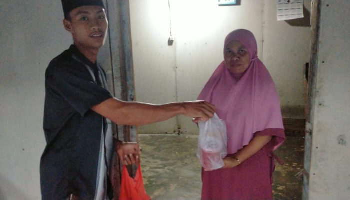 Pemerintah Tiyuh Sumber Jaya Berbagai Takjil kepada Masyarakat