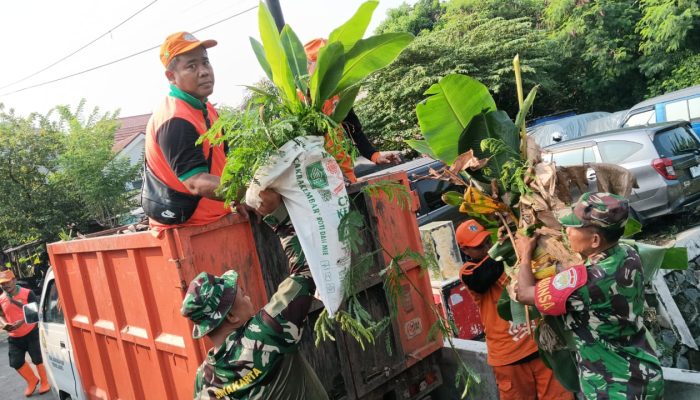 Kolaborasi Kodim 0505/JT Bersama Tiga Pilar Karya Bakti Bersihkan Kali PHB Pondok Kopi