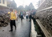 Aksi Sigap Polisi Di Purwakarta Bantu Warga Bersihkan Longsoran Tanah, Wujudkan Polri Untuk Masyarakat