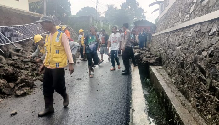 Aksi Sigap Polisi Di Purwakarta Bantu Warga Bersihkan Longsoran Tanah, Wujudkan Polri Untuk Masyarakat