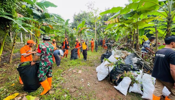 Karya Bakti TNI Skala Besar Kodim 0505/Jakarta Timur : Kolaborasi Untuk Lingkungan Bersih di Gereja Katholik Maria Vianney.