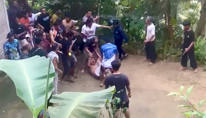 Seorang Pria di Pacitan Serang Brutal 7 Tetangga dengan Sabit, Warga Geger dan Pelaku Babak Belur Dihajar Massa
