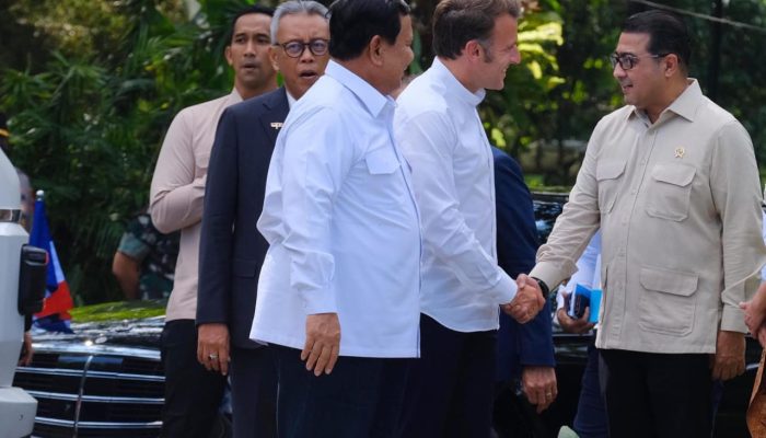 Menteri Ekraf Teuku Riefky Dampingi Presiden Prabowo Sambut Presiden Prancis Emmanuel Macron di Candi Borobudur