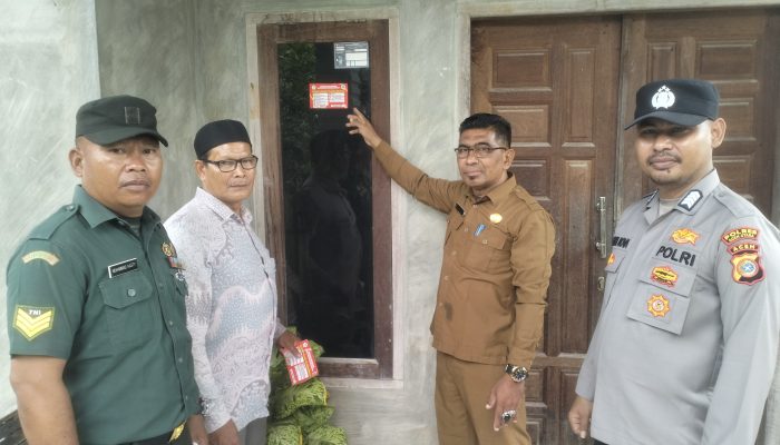 Tingkatkan Akses Layanan Darurat, Camat Matangkuli Tempel Stiker Nomor Penting di Rumah Warga Gampong Hagu