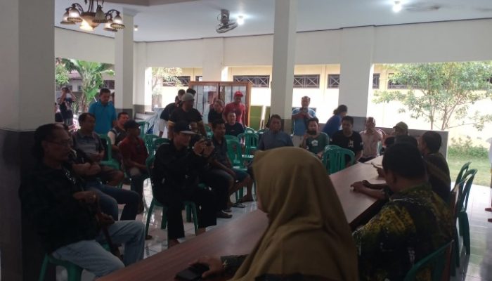 Digeruduk Warga, Balai Desa Ujungrusi Panas! Warga Tuntut Sekdes Mundur Usai Diduga Terlibat Asusila