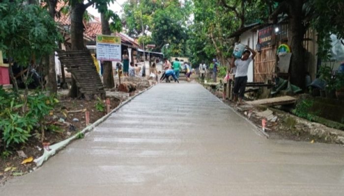 Pemdes Tanjakan Alokasikan Dana Desa Tahap 1 untuk Cor Beton di Dua Titik Jalan Lingkungan