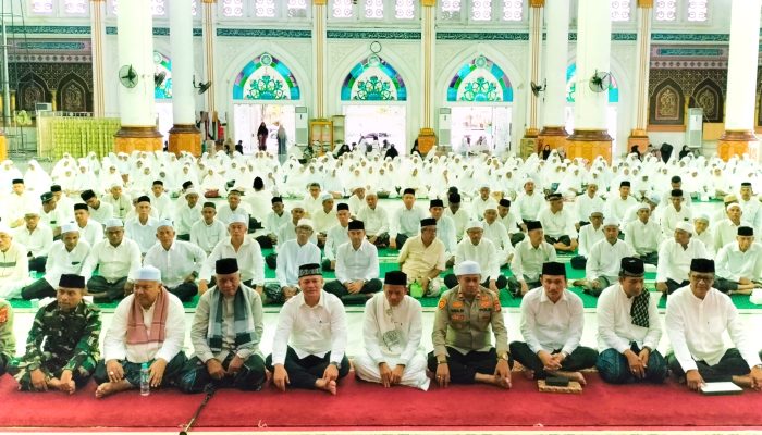 Dampingi Ketua MPU Peusijuk 423 Jamaah Calon Haji, Bupati Aceh Utara Turut Beri Restu dan Doa
