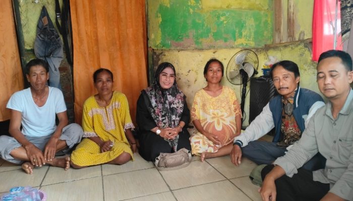 Anggota DPRD Hj. Rosmilah Tinjau Langsung Kondisi Karsih, Warga Kedungjaya yang Derita Pembengkakan Perut