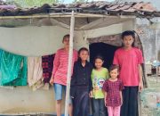 Ahmad Bersama Istri dan Tiga Orang Anaknya,Hidup Dalam Keterbatasan, Rumah Hampir Roboh Tak Kuat Hadapi Musim Hujan