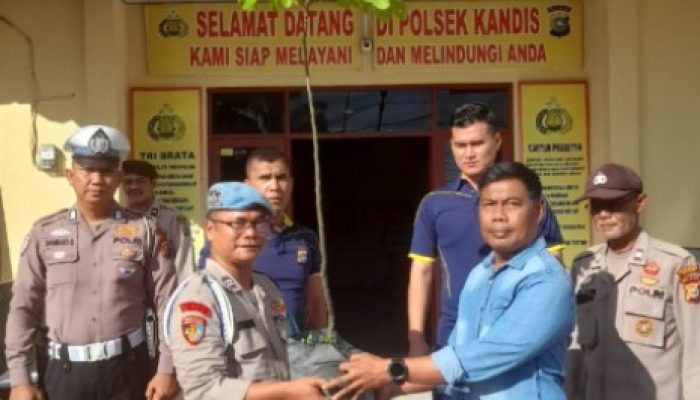 Personel Polsek Kandis yang Berulang Tahun Dapat Kado Unik: Bibit Pohon Kelengkeng