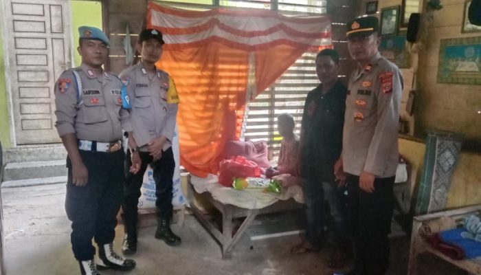 “Jumat Berbagi Kasih” Polsek Matangkuli Memberikan Sembako kepada Lansia Sakit Menahun