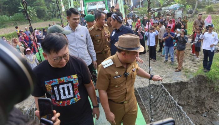 Penantian Panjang itu Ahirnya Terwujud, Warga Cipedes – Cipakem Nikmati Jembatan Gantung   