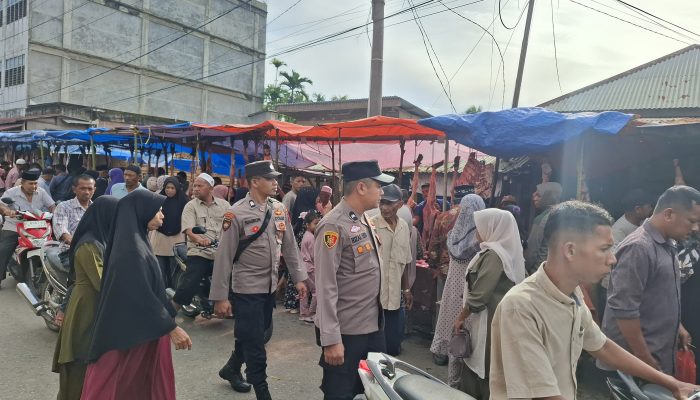 Menjaga Guantibmas, Personil Polsek Lhoksukon Lakukan Patroli Pengamanan Hari Megang 1446 H