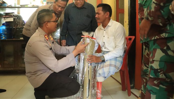 Kapolres Serahkan Bantuan Kaki Palsu, Dahlan Terharu Hingga Menitikkan Air Mata
