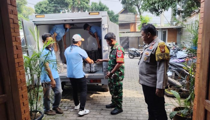 Babinsa Koramil Cipayung Dampingi Pendistribusian Makan Bergizi Gratis.