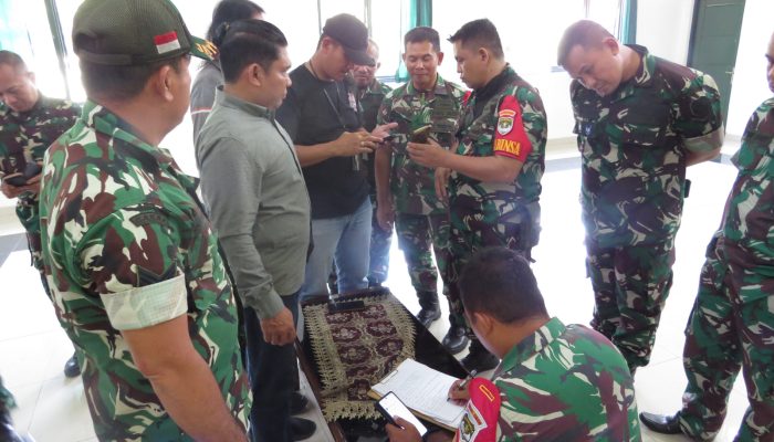 Danramil 03/Ps. Rebo, Ciracas Cek HP Anggota Antisipasi Judi Online dan Pinjaman Online.