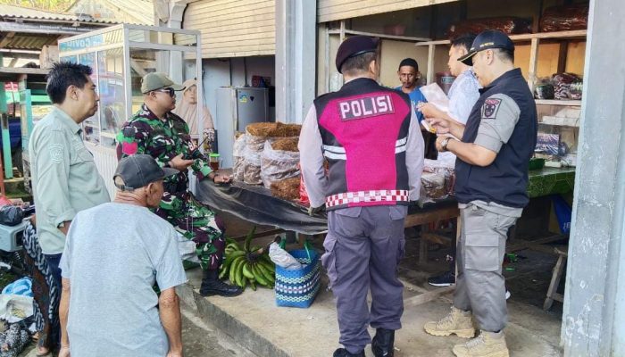 Satpol PP Bersama Petugas Gabungan Gelar Operasi Pencegahan dan Pemberantasan Rokok Ilegal di Pasar Gondosari Punung Pacitan