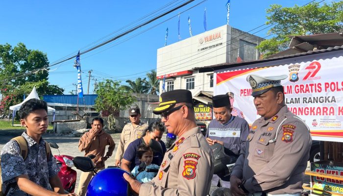 Sambut Hari Bayangkara Ke-79 Polsek Kandis Bagikan Helem Geratis