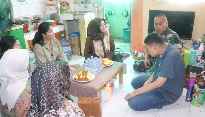 Ibu Dandim 0505/Jakarta Timur Dampingi Ketua Persit KCK Koorcab Korem 051/Wkt PD Jaya Dalam Rangka Kegiatan Tali Kasih.
