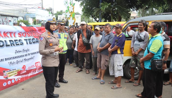 Hari Bhayangkara ke-79, Polres Tegal Berbagi dengan Supir Angkutan dan Tukang Becak