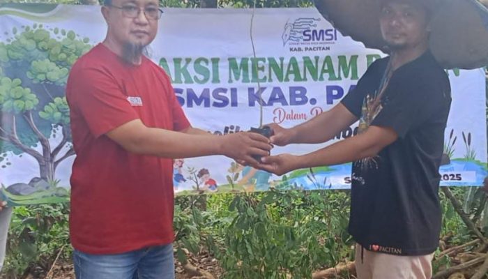SMSI Pacitan Tanam Trembesi, Lestarikan Sumber Mata Air di Desa Tamanasri