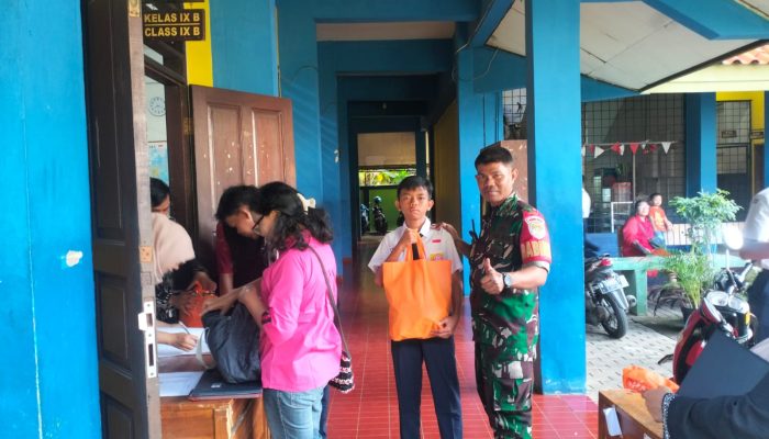 Babinsa Koramil Cipayung Dampingi Pendistribusian Makan Bergizi Gratis (MBG).