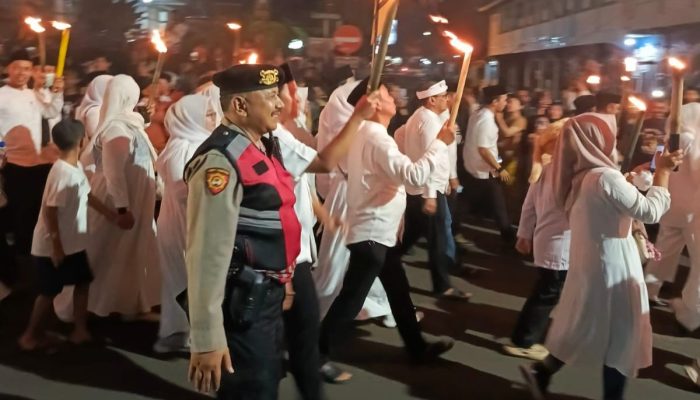 Polri Untuk Masyarakat, Polres Purwakarta Lakukan Pengamanan Pawai Obor 1 Muharam