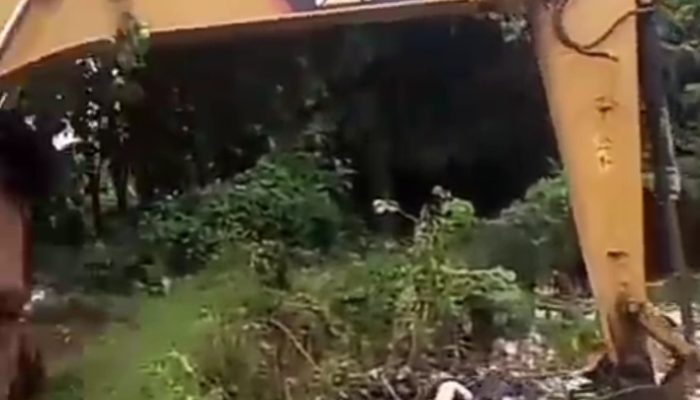 Warga Jetis Adiwerna Bergerak Bersihkan Saluran Air Pakai Eskavator,Dinas Terkait Kemana?