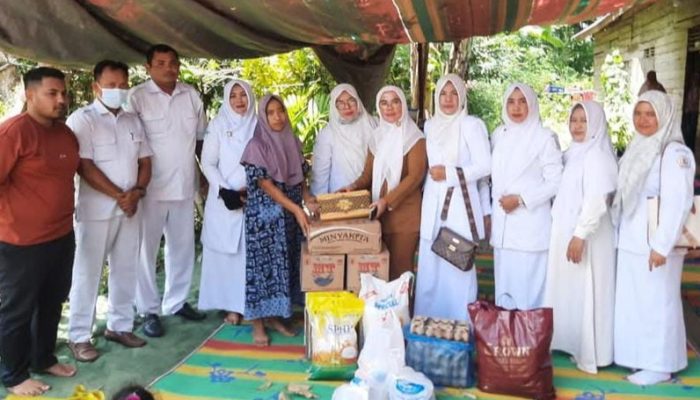 Wujud Kepedulian, Kepala UPTD Puskesmas Baktiya Serta Staff Berikan Bantuan Kepada Keluarga Korban Kebakaran