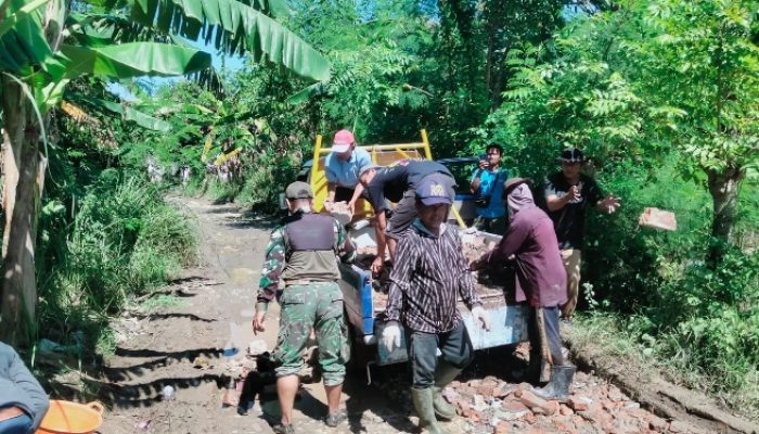 Warga Desa Pantai Sederhana Perbaiki Jalan Rusak secara Swadaya akibat Lambannya Respons Pemkab Bekasi