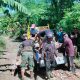 Warga Desa Pantai Sederhana Perbaiki Jalan Rusak secara Swadaya akibat Lambannya Respons Pemkab Bekasi