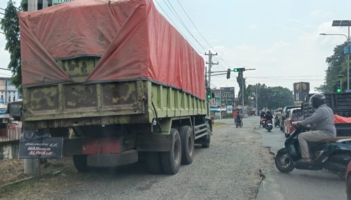 Mobil truk Batu Bara Bebas Parkir di Bahu jalan Depan Hotel Anda ada apa? Muara Bungo.