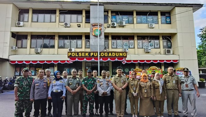 Tiga Pilar Kecamatan Pulogadung Berikan Kejutan Kue Ulang Tahun di HUT Bhayangkara ke-79 Tahun 2025.
