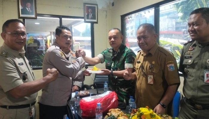 Danramil 01/Jatinegara Berikan Surprise HUT Bhayangkara ke 79 ke Polsek Jatinegara