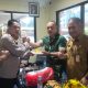 Danramil 01/Jatinegara Berikan Surprise HUT Bhayangkara ke 79 ke Polsek Jatinegara