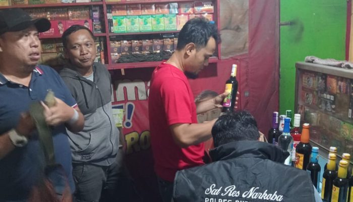 Polres Purwakarta Kembali Lakukan Operasi Miras, Ratusan Botol Miras Oplosan Disita